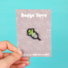 Pin's représentant le badge terre, symbole de stabilité et de force naturelle