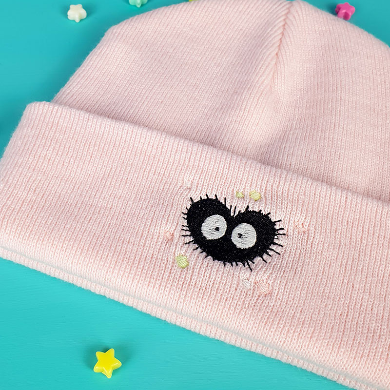 COEUR DE SUIE Bonnet brodé à revers kawaii susuwatari phosphorescente