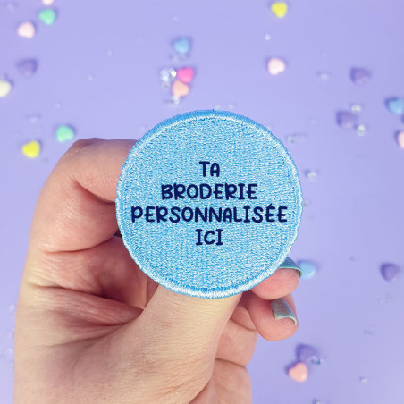 Pin's Brodé Personnalisé – Forme et Design Uniques 🌈💜