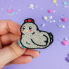 Pin's brodé poule kawaii avec crête rouge pailletée, attache inoxydable