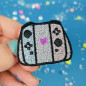 Pin's brodé - MANETTE - Broderie pailletée 🎮✨ Pin's brodé - MANETTE - Broderie pailletée 🎮✨