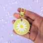 Porte-clés brodé - DAISY PASTEL JAUNE 🌼💛 Porte-clés brodé - DAISY PASTEL JAUNE 🌼💛