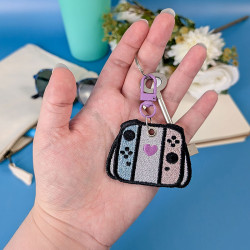 porte-clés brodé gamer manette switch à paillettes