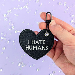 porte-clés brodé cœur noir I hate humans