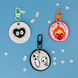 porte-clés kawaii ghibli qui brillent dans le noir susuwatari calcifer kodamas