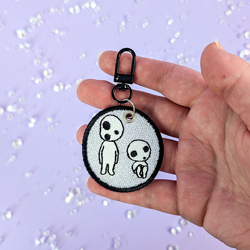 porte clés brodé kodamas ghibli phosphorescent