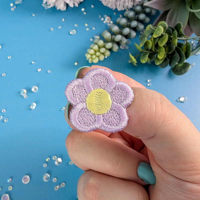 Mini pin's brodé fleur violet pastel kawaii