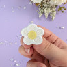 Mini pin's brodé petite fleur blanche kawaii