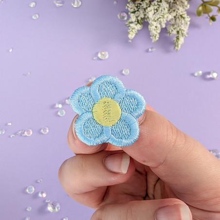 Mini pin's brodé fleur bleu pastel