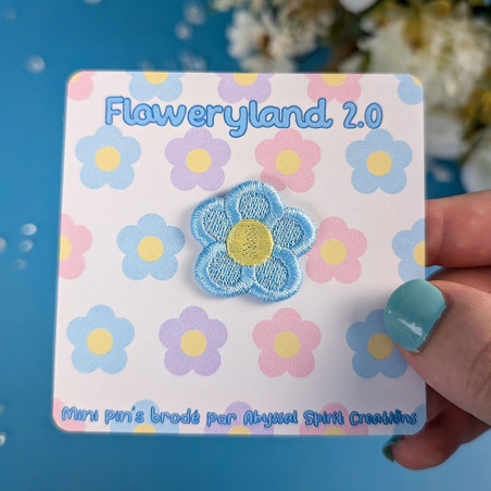 Mini pin's brodé - MINI FLEUR BLEUE 🌼💙