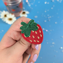 Pin's brodé fraise rouge kawaii