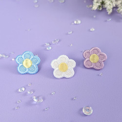 Mini pin's petites fleurs bleu pastel, blanche et lilas