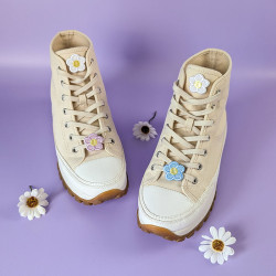 Mini pin's fleurs bleu pale blanche et lavande bijoux de chaussures