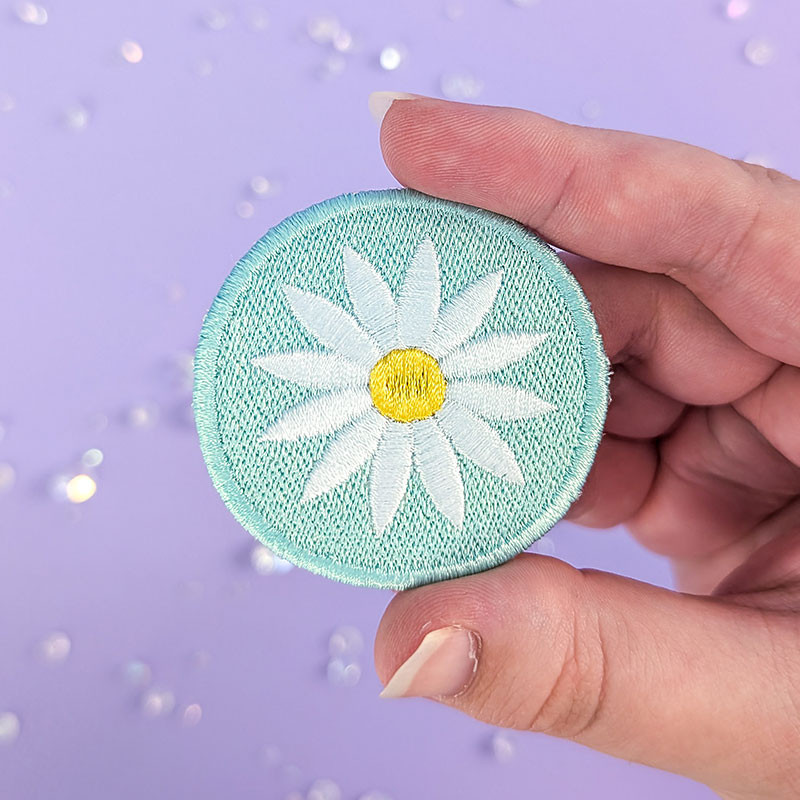 patch brodé thermocollant rond bleu mint marguerite blanche