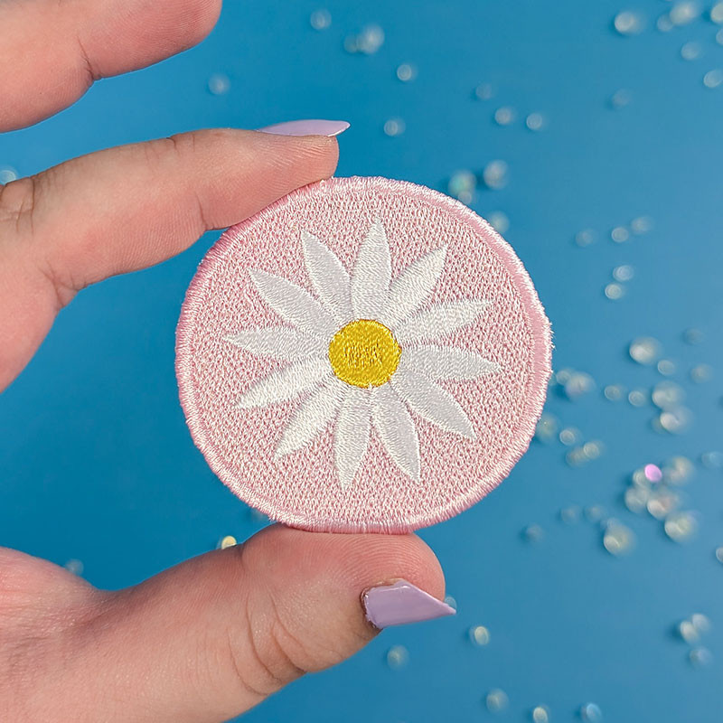 patch brodé thermocollant rond rose pastel marguerite blanche