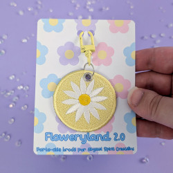 porte-clés artisanal brodé jaune pastel fleur blanche