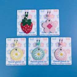 porte-clés kawaii broderies fleurs et fraise