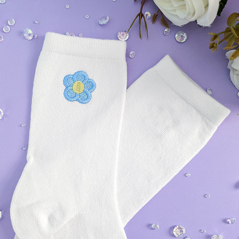 chaussettes coton blanches brodées fleur bleue