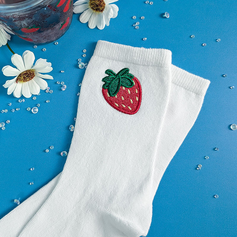 chaussettes brodées fraise