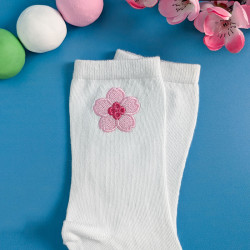 chaussettes blanches brodées fleur de cerisier rose