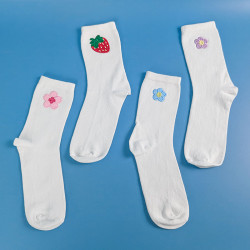 chaussettes blanches broderies kawaii fleurs et fraise