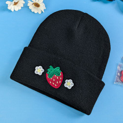 bonnet noir adulte broderie fraise et petites fleurs blanches kawaii