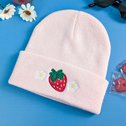 bonnet rose pastel adulte broderie fraise et petites fleurs blanches kawaii