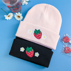 bonnets brodés fraise et fleurs blanches