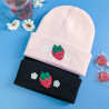 bonnets brodés fraise et fleurs blanches