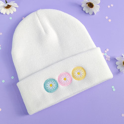 bonnet brodé blanc fleurs blanches fonds pastels