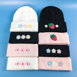 bonnets mignons broderies fleurs pastels et fraise