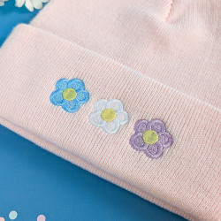 broderies fleurs bleu pastel, blanche et violet pastel bonnet rose pastel