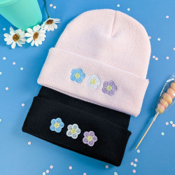 bonnets rose pastel et noir broderies petites fleurs pastels