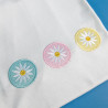 broderies marguerites blanches fonds bleu mint, rose pastel et jaune pastel t-shirt unisexe oversize blanc