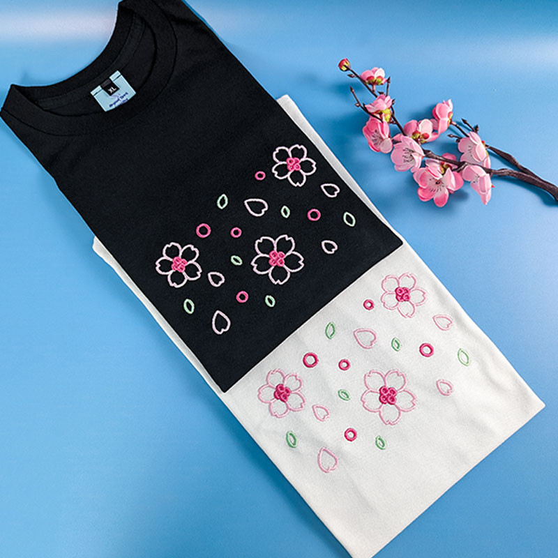 t-shirts blanc et noir oversize brodés fleurs de cerisier