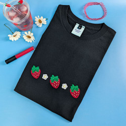 t-shirt noir coton broderie fraises rouges et fleurs blanches