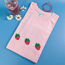 t-shirt rose pastel coton broderie fraises rouges et fleurs blanches