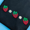 t-shirt adulte unisexe noir broderies fraises rouge et petites fleurs blanches kawaii