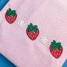 t-shirt adulte unisexe rose pastel broderies fraises rouge et petites fleurs blanches kawaii