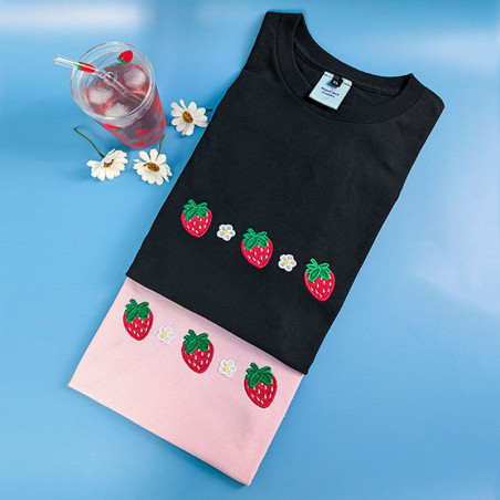 t-shirts rose pastel et noir oversize brodés fraises et fleurs blanches