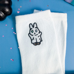 Chaussettes brodées blanches avec motif lapin kawaii