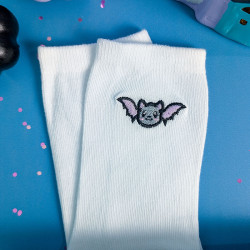 Chaussettes brodées blanches avec une chauve-souris kawaii pour Halloween