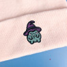 Bonnet à revers avec broderie grenouille kawaii sorcière en fil pailleté, disponible en rose pastel, lavande et noir