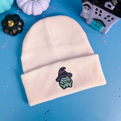 Bonnet noir brodé d'une grenouille kawaii en costume de sorcière, broderie en fil pailleté, spécial Halloween