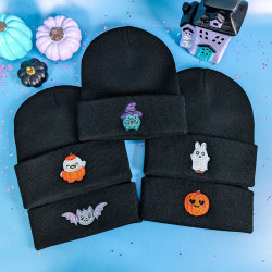 Bonnet kawaii Halloween avec une chauve-souris mignonne brodée, disponible en 3 couleurs