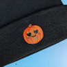 Bonnet Halloween brodé avec une citrouille kawaii, disponible en rose, lavande et noir