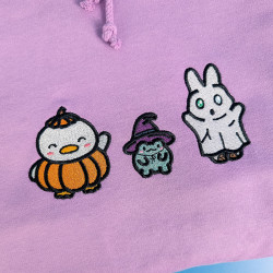 Sweat kawaii Halloween brodé avec lapin fantôme, canard citrouille et grenouille sorcière, disponible en noir