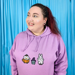 Sweat brodé Halloween kawaii lilas avec trio de personnages : lapin, canard et grenouille déguisés