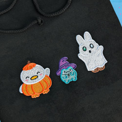 Sweat à capuche noir brodé avec lapin fantôme, canard citrouille, et grenouille sorcière kawaii