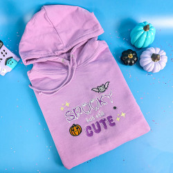 Sweat à capuche Halloween brodé chauve-souris et citrouille kawaii, 'Spooky but still cute', couleurs noir, rose pâle, lilas